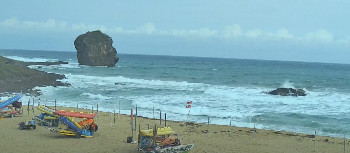 Kenting Waves Reach 2-Meter Height: Swimming Prohibited as Red Flags Are Raised by Kenting Management Office