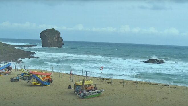 Kenting Waves Reach 2-Meter Height: Swimming Prohibited as Red Flags Are Raised by Kenting Management Office