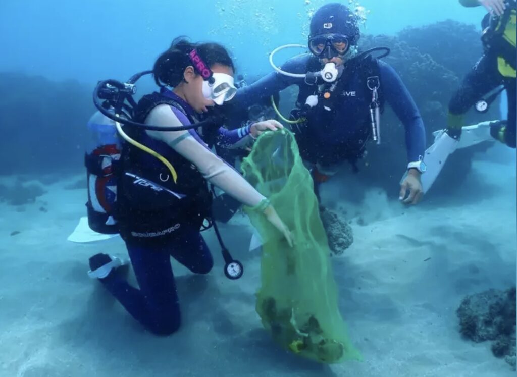 kenting elementary school students clear wanlitong underwater