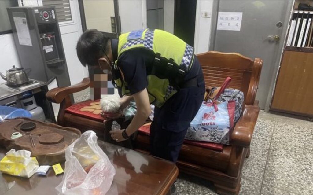 Fangliao Police Sub-Bureau Fenggang Police Station officer Lin Wei-shun helped Ms. You return home