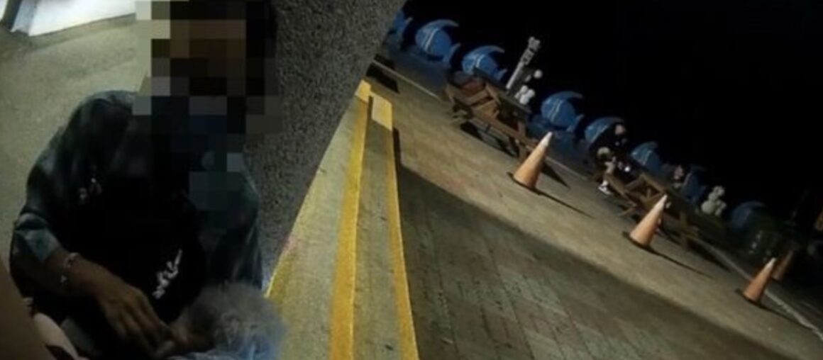 Revisiting the Memories of Traveling with Her Sister in Kenting: Female Motorcyclist Gets Exhausted and Collapses at a Convenience Store
