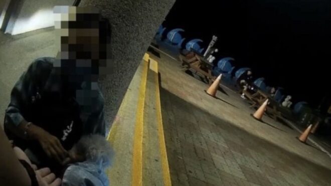 Revisiting the Memories of Traveling with Her Sister in Kenting: Female Motorcyclist Gets Exhausted and Collapses at a Convenience Store