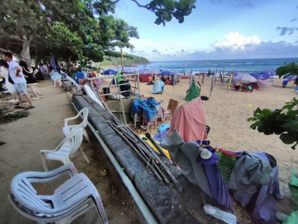scene at Nanwan Beach in Kenting is shaking heads