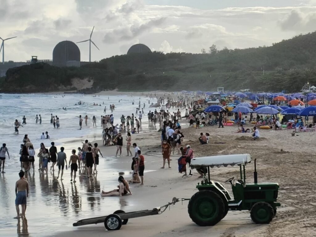 chaotic scene of nanwan beach
