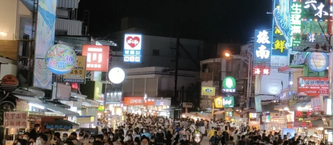 Summer Vibes in Kenting: Crowds on Streets Bustle and Beaches Bloom