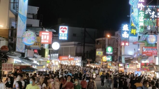 Summer Vibes in Kenting: Crowds on Streets Bustle and Beaches Bloom