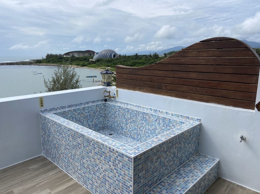 outdoor bathtub in b&b