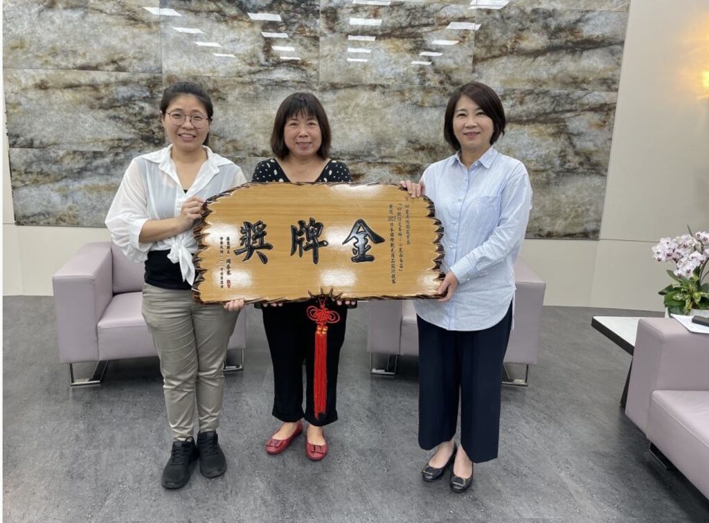 chou chun mi gives award