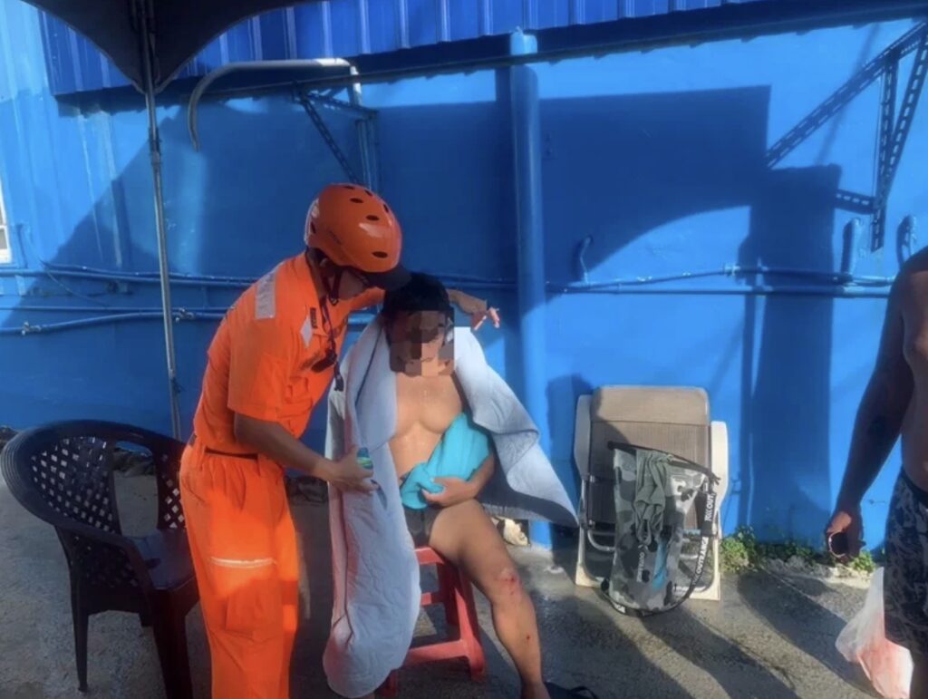 snorkeler comforted by lifeguards in wanlitong