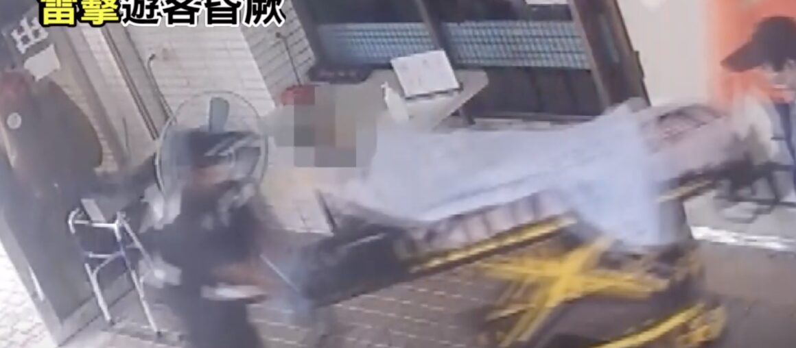 A female tourist at Houbihu was struck by lightning in Kenting!