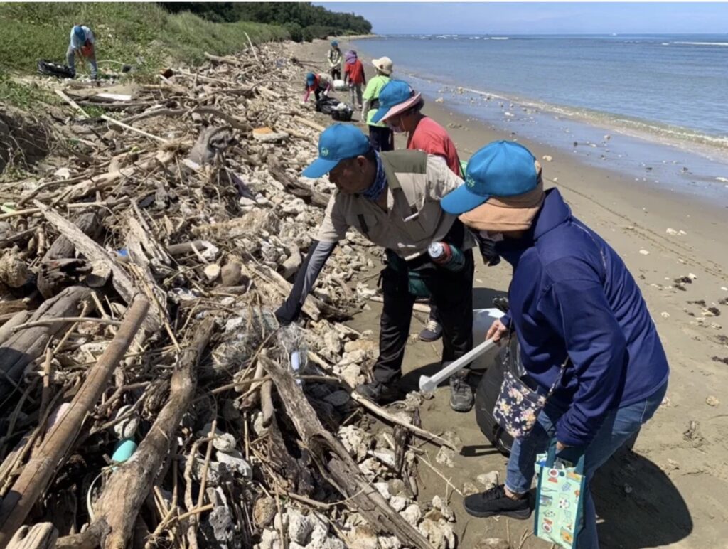 Beach cleanup at Checheng Haikou in Pingtung County.
