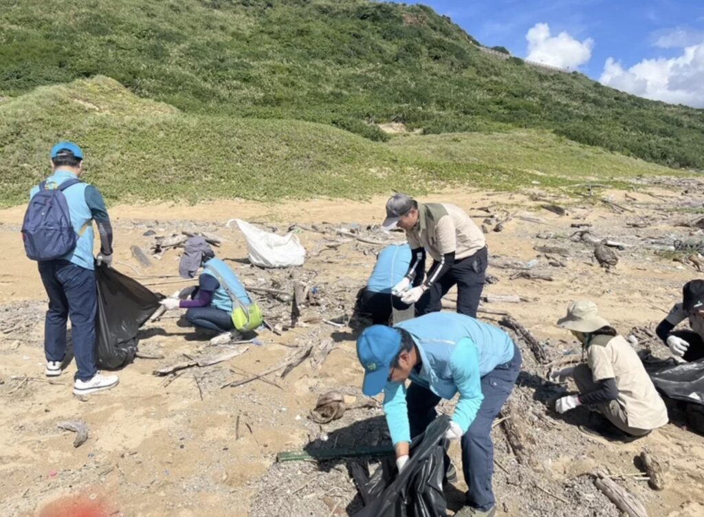 feangchuisha beach cleanup