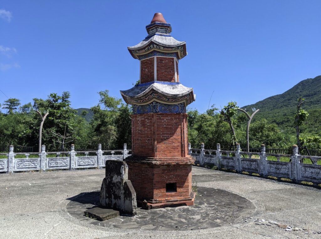 敬聖亭 pavilion of revered deities in Manzhou