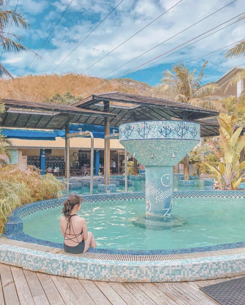 women in sichongxi hotspring