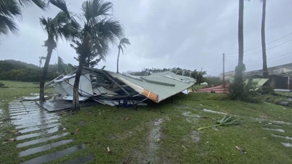 The temporary office at Kenting's Eluanbi Park is severely damaged.