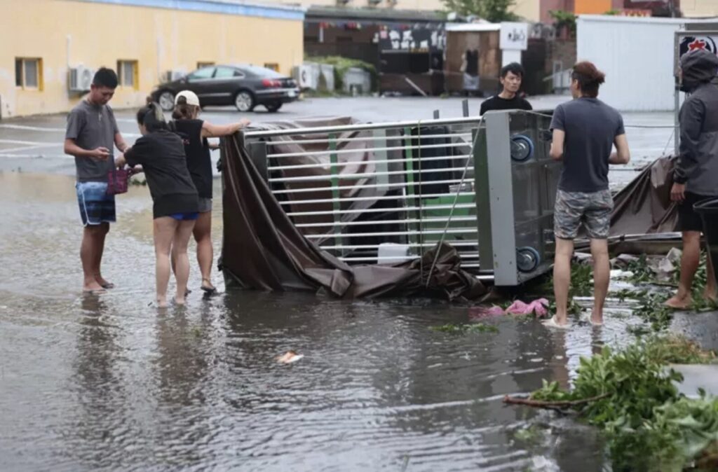 fallen food stall in kenting street