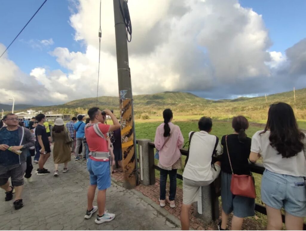 eagle watching enthusiasts in manzhou