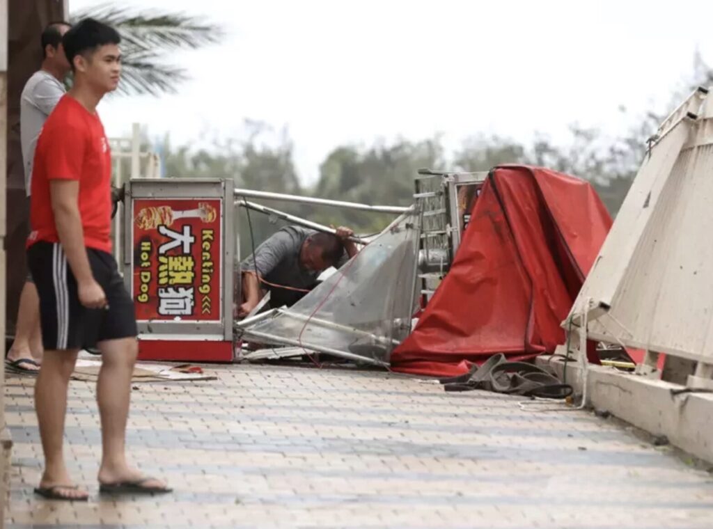 kenting hot dgo stall filpped over