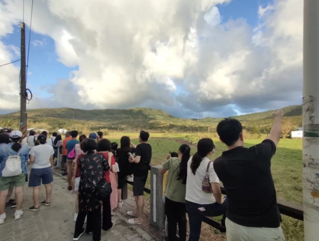 people wait for a migratory raptors in kenting lide