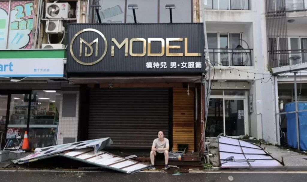 signs fell down in kenting