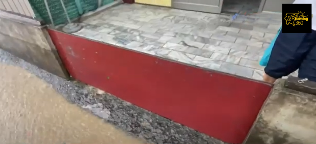 locals in manzhou trhying to set up fenses against water