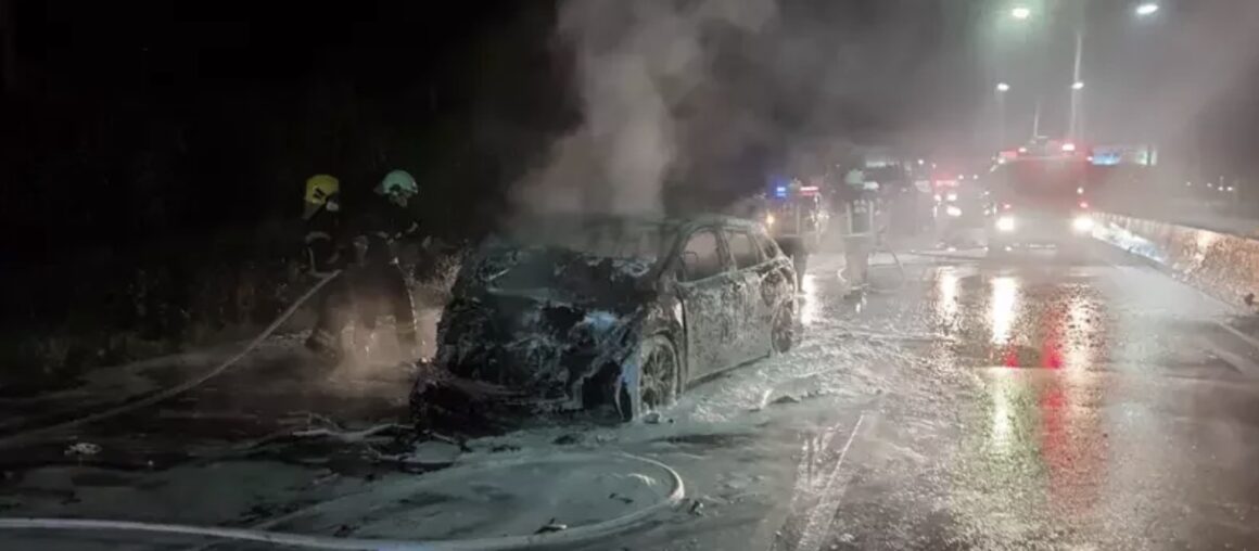 Late-Night Blaze on Provincial Highway 1: A Car Fire Incident in Fangshan