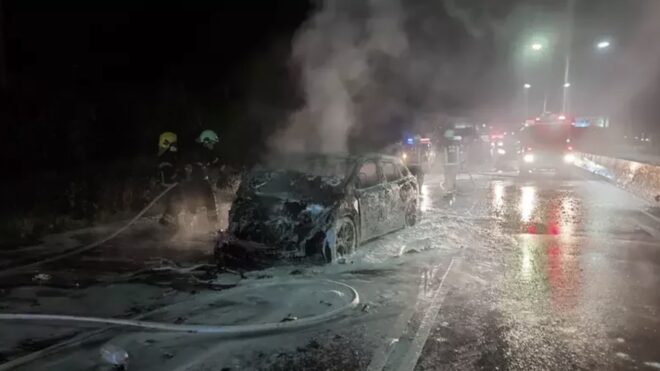Late-Night Blaze on Provincial Highway 1: A Car Fire Incident in Fangshan