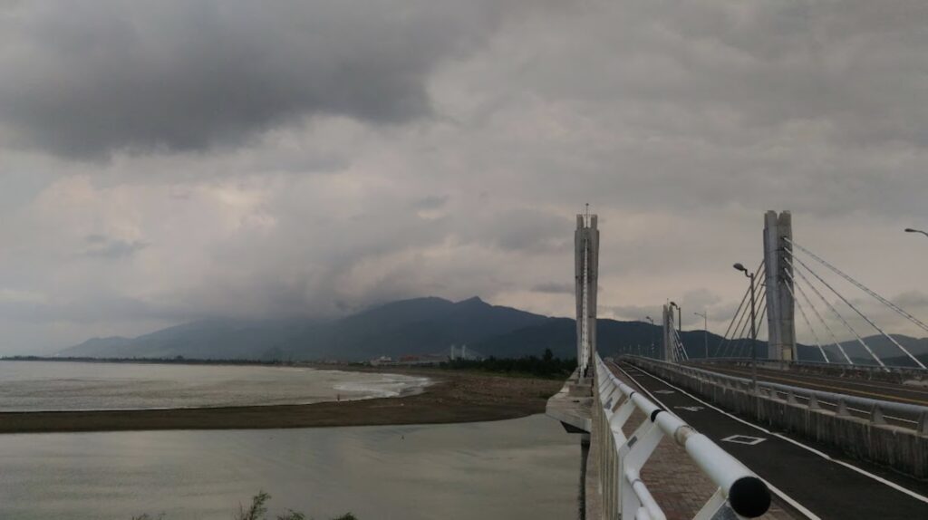guishan bridge in rainy day