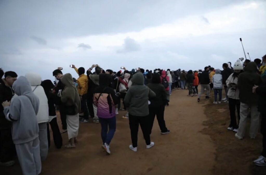 crowds in longpan park