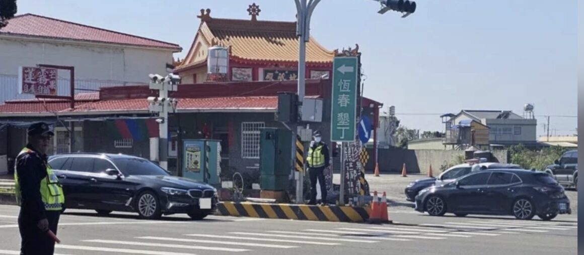 On the third day of the Lunar New Year at Fangliao's Five-way Intersection, there is heavy traffic in both north and south directions