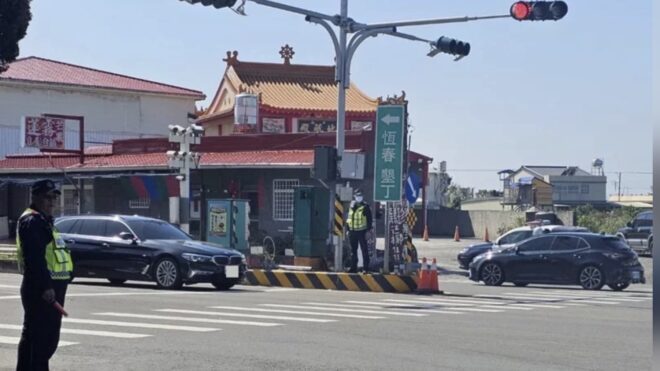 On the third day of the Lunar New Year at Fangliao's Five-way Intersection, there is heavy traffic in both north and south directions